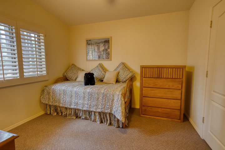 Krevat dopio me trungje dyshe poshtë.