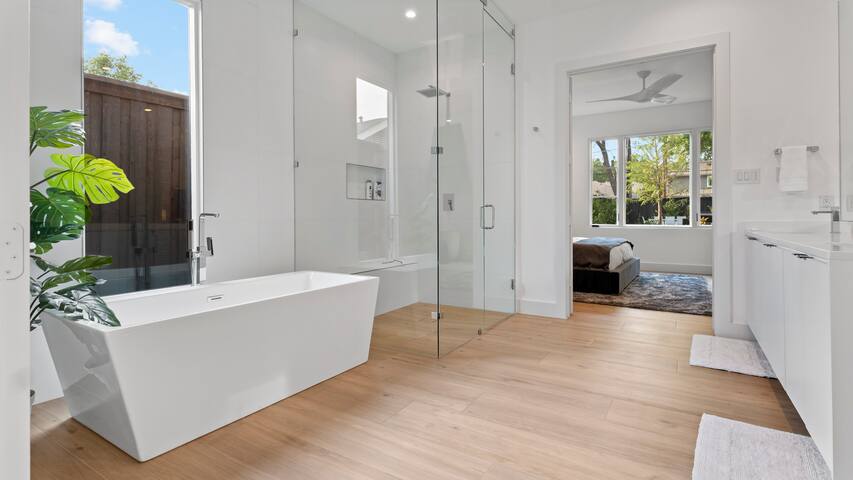 Stunning Lower Greenville Modern Villa gallery image 5