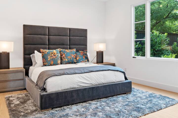 Stunning Lower Greenville Modern Villa gallery image 3