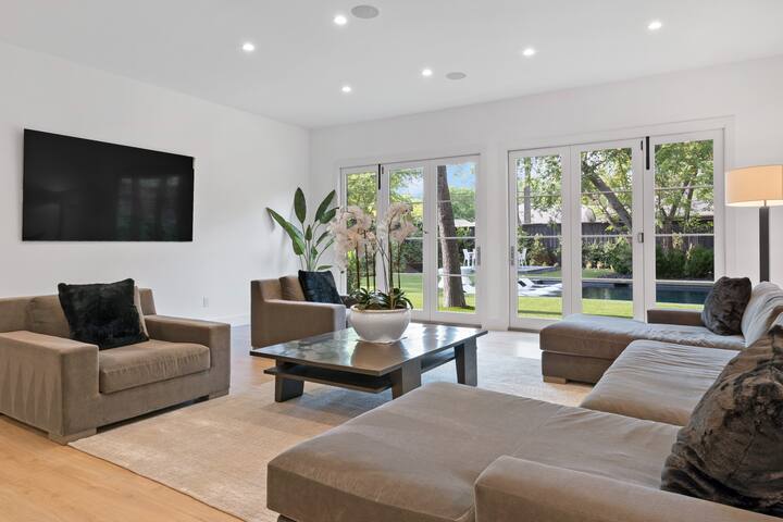 Stunning Lower Greenville Modern Villa gallery image 2