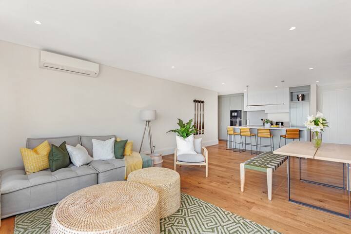 Luxury Sea Point Pad with Ocean Balcony Views gallery image 3