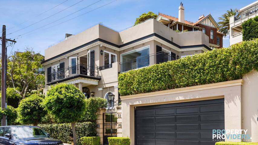 Luxury European 4 Bedroom Home w/ Harbour Views gallery image 3