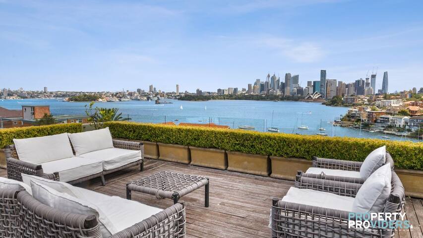 Luxury European 4 Bedroom Home w/ Harbour Views gallery image 4