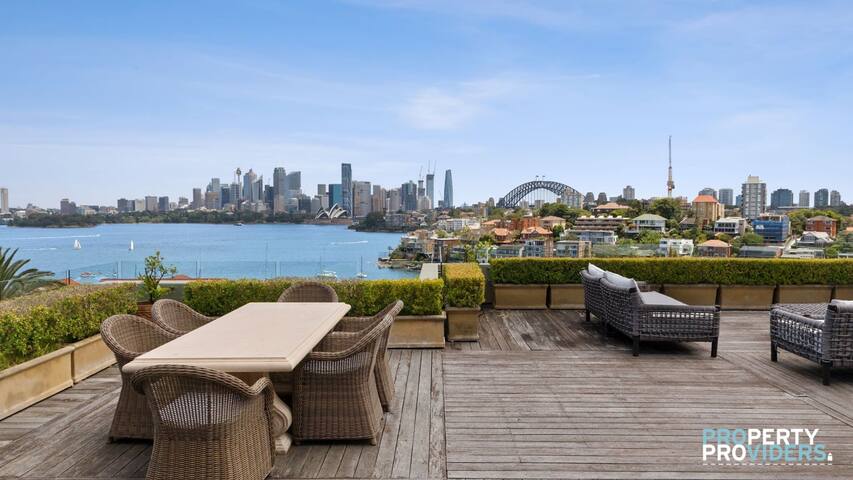 Luxury European 4 Bedroom Home w/ Harbour Views gallery image 2