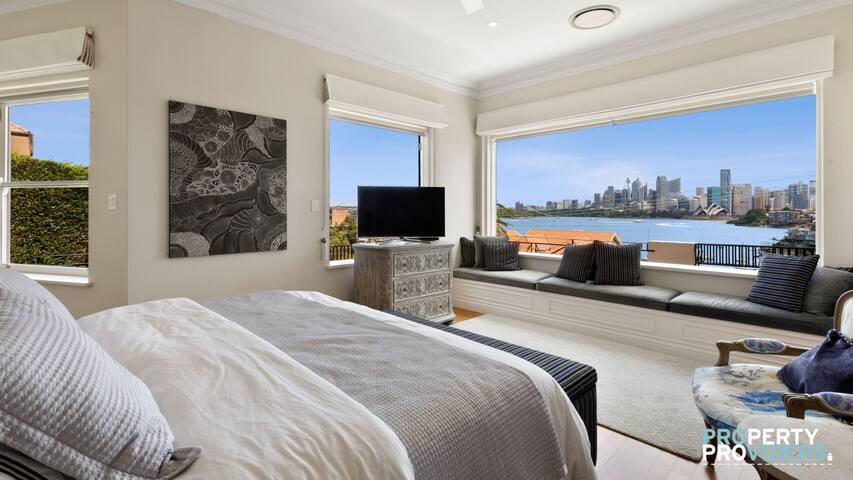 Luxury European 4 Bedroom Home w/ Harbour Views gallery image 5