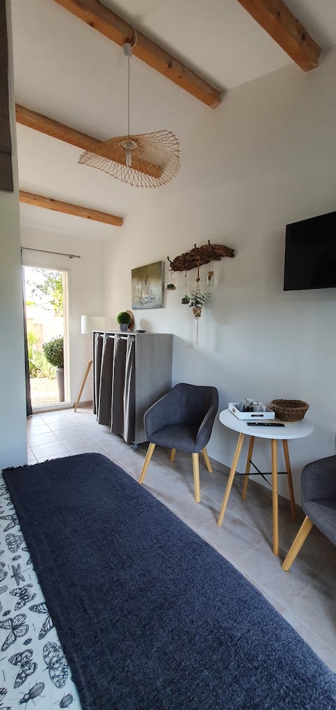 independent room near airport / private bathroom