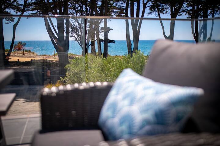 Luxurious 4 Bedroom House with Stunning Beach view gallery image 5