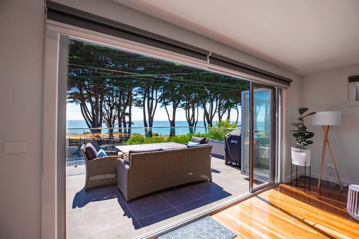 Luxurious 4 Bedroom House with Stunning Beach view gallery image 4