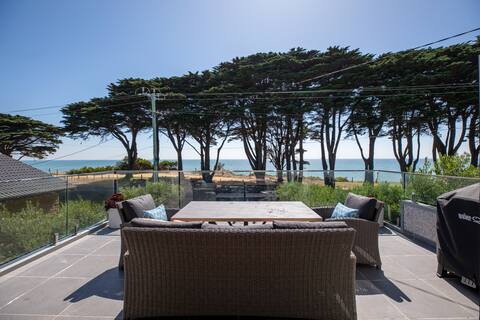 Luxurious 4 Bedroom House with Stunning Beach view