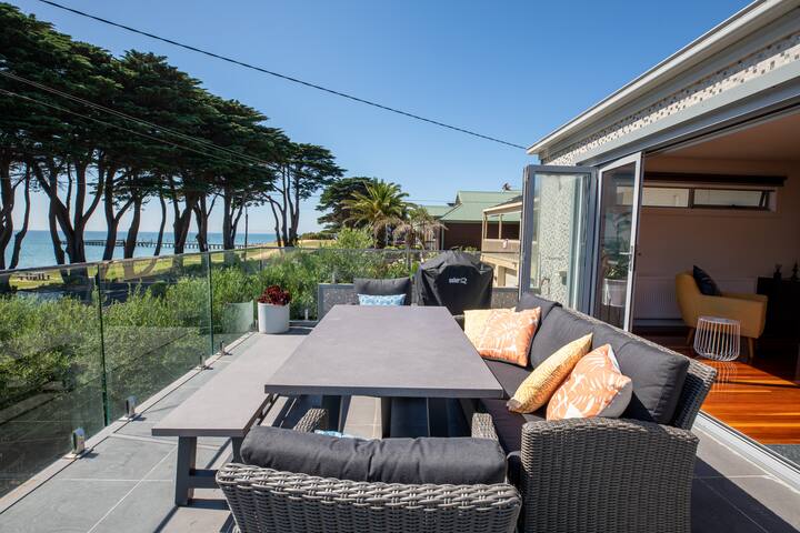 Luxurious 4 Bedroom House with Stunning Beach view gallery image 3