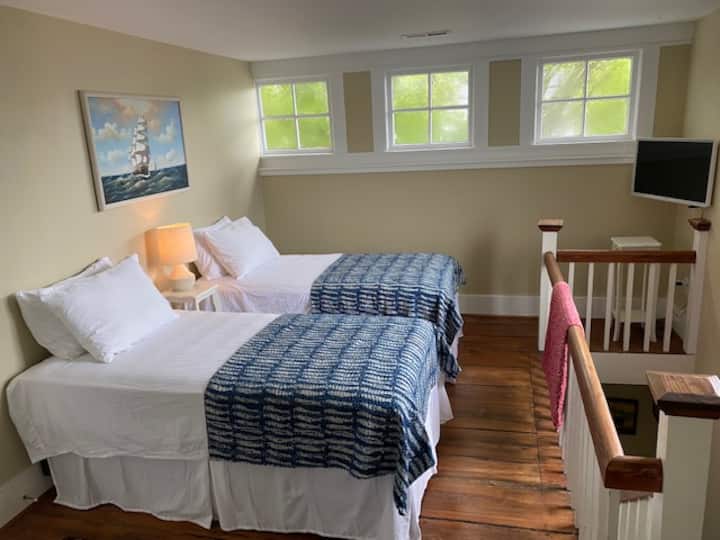 Მაღლა, ორსაწოლიანი საწოლები