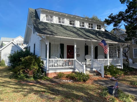 Top performing Airbnb: Ann Street Dream-Quaint and Cozy Historic Cottage! in Beaufort