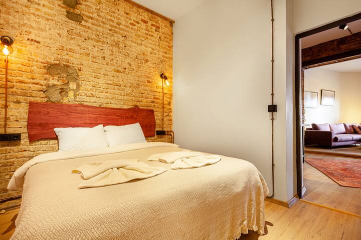 Newly Renovated 2BR/1BA Flat Terrace AC Galata gallery image 3