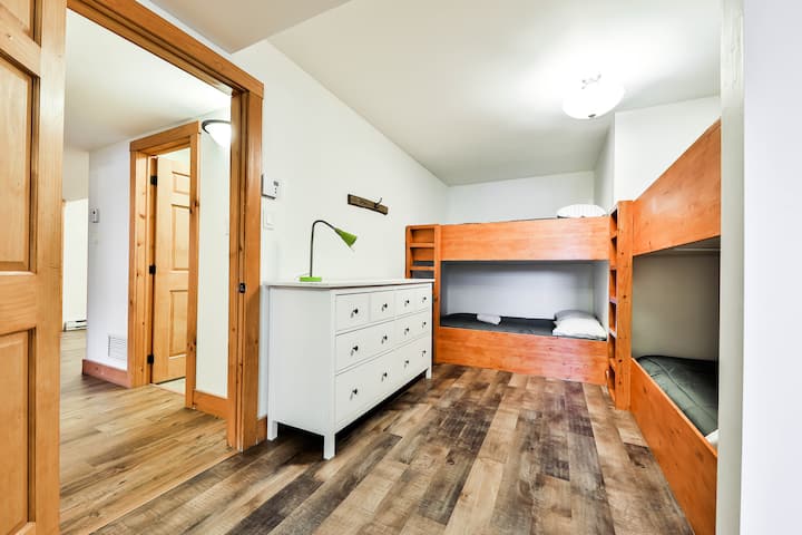 Повеќекреветна соба со 4 дупли кревета на спрат (подрум)