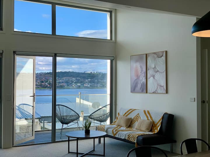 Modern Townhouse With Water View - Hobart