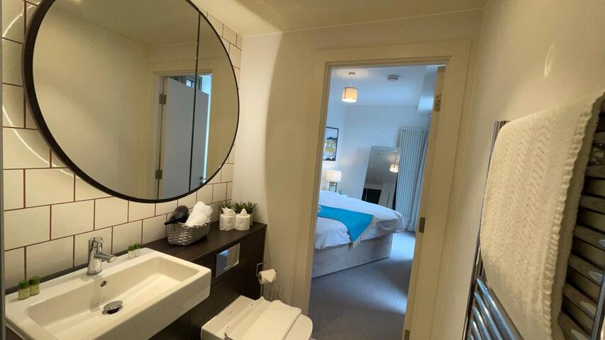 Luxury Three bed Apartment by London ExCeL gallery image 4