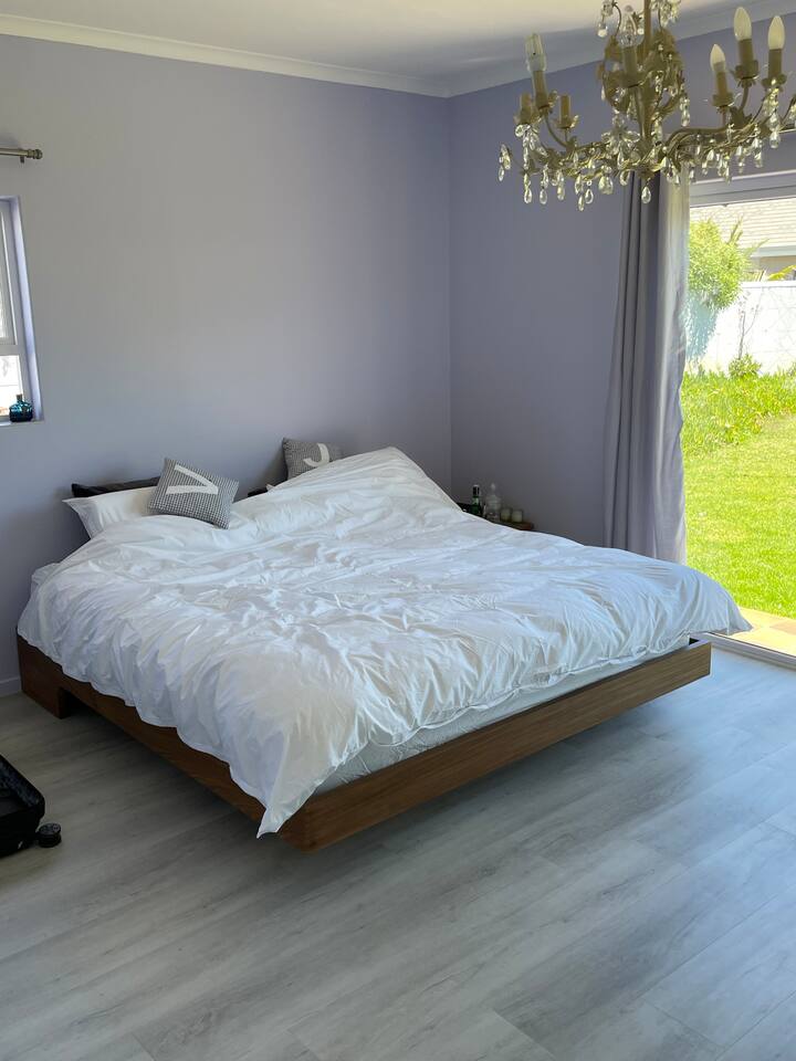 Dormitorio con cama tamaño king XL con colchón de 182 x 200 cm