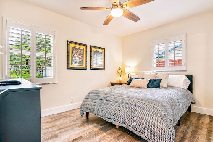 توفر غرفة النوم المريحة هذه مساحة هادئة للاسترخاء. وهو الملاذ المثالي بعد يوم من المرح على الشاطئ.