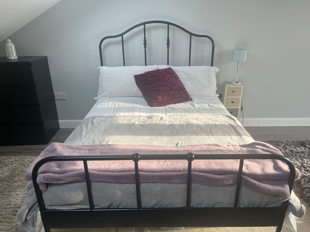 Stunning modern double room with private bathroom.