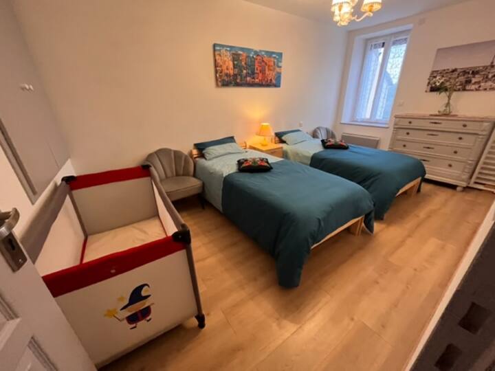 这间客房内有两张90x200的单人床，两间卧室中的一间还可以添加一张雨伞床