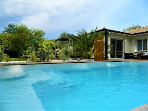Charming villa with private swimming pool Lake Parentis