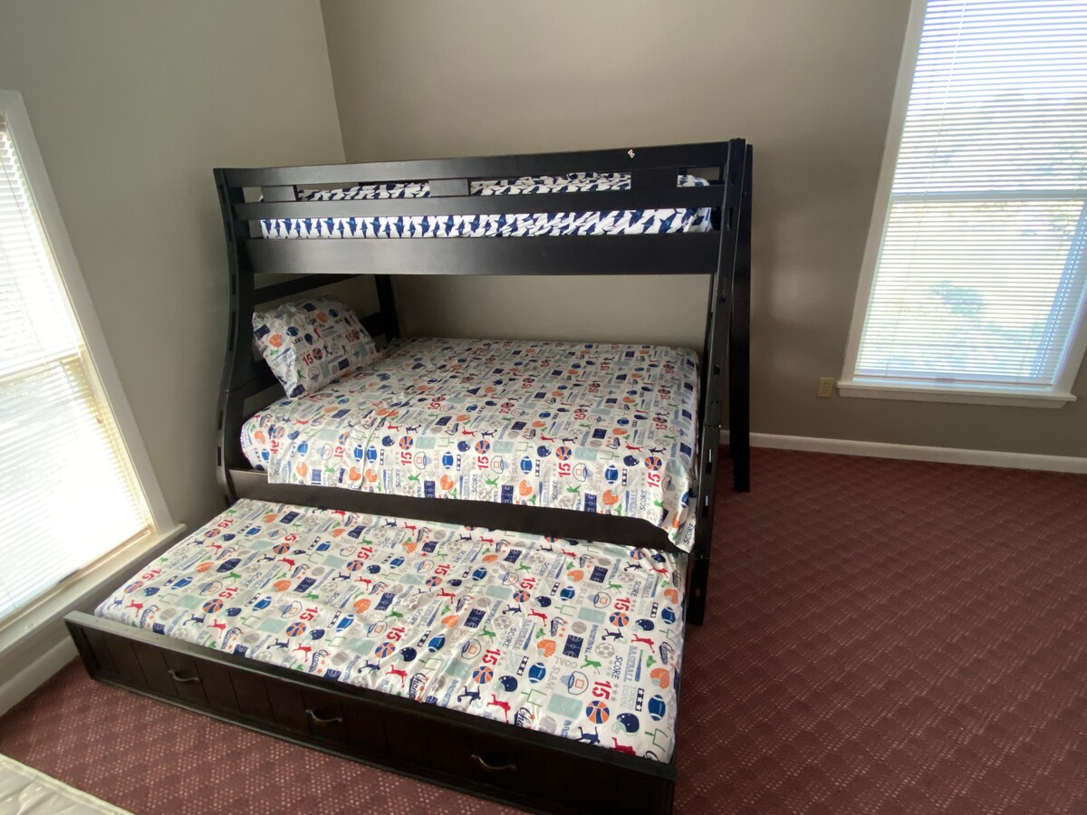 Casa litera para los niños con capacidad para 8 personas cuando se sacan las dos camas nido.