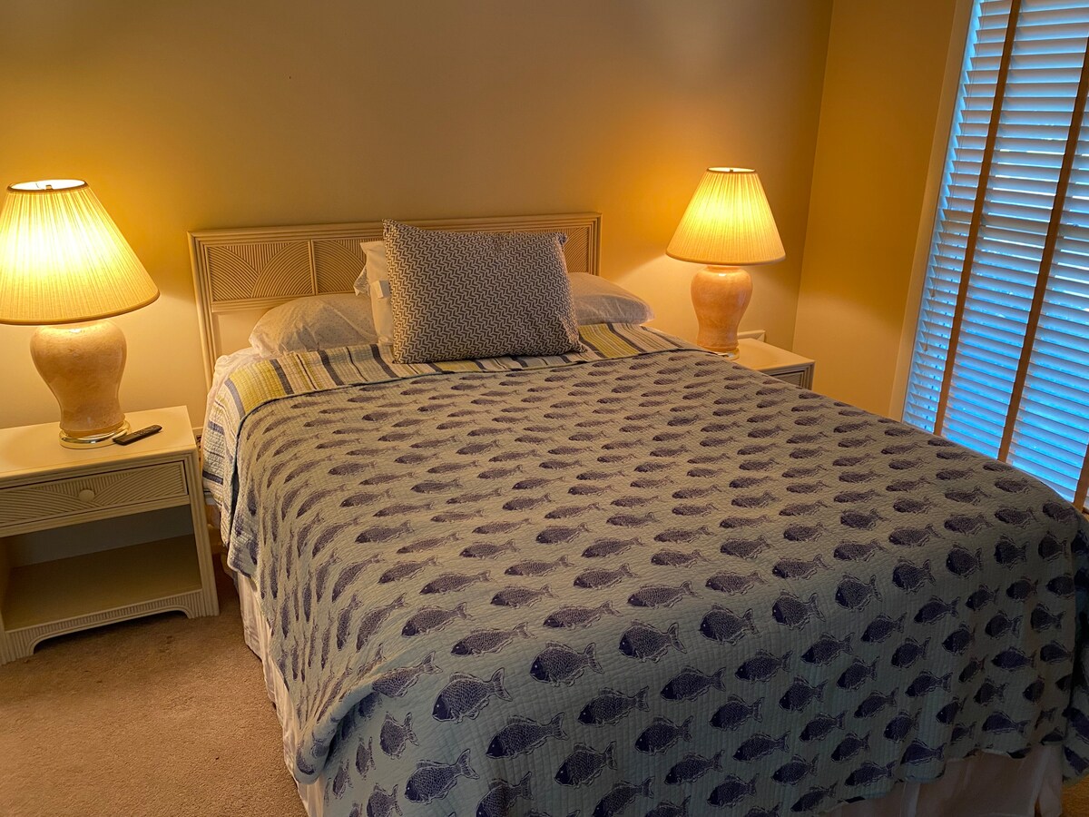 Cama tamaño queen con vistas al mar desde este dormitorio