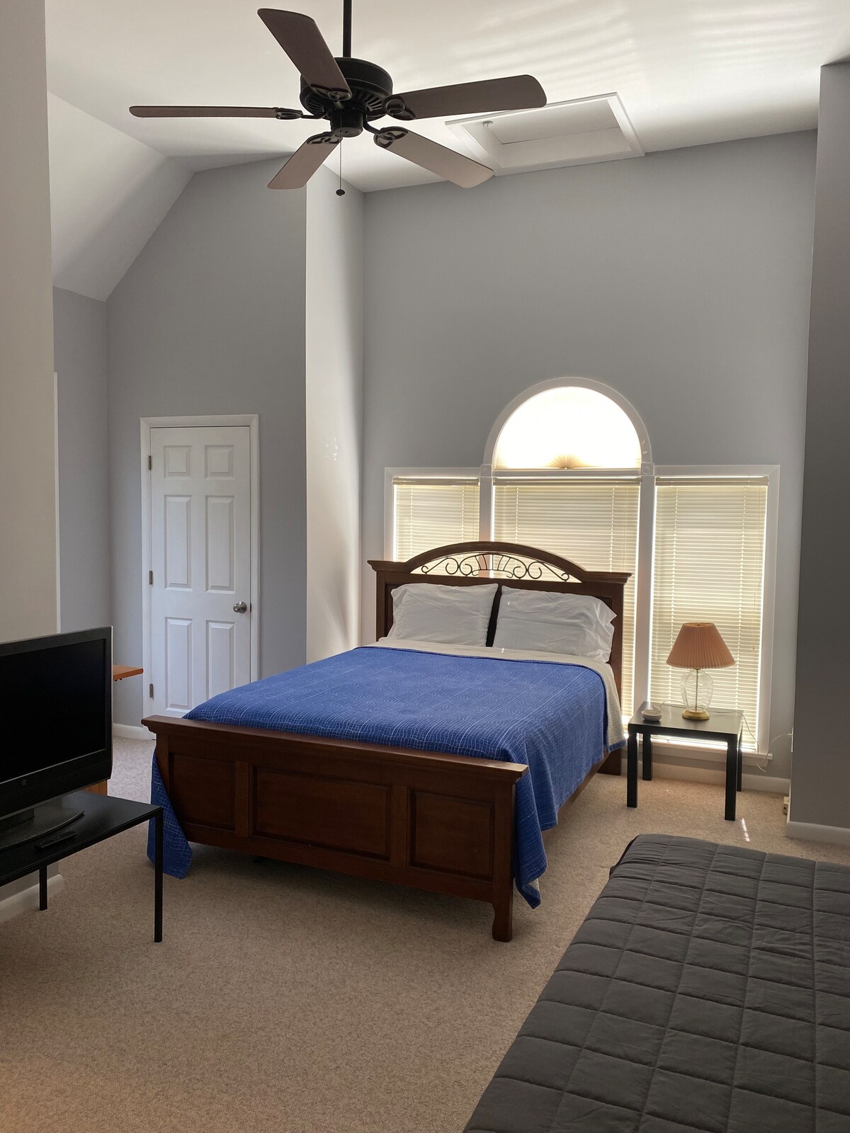 Dormitorio queen en el segundo piso con baño privado. También tiene una cama tamaño king (visible en la esquina derecha).