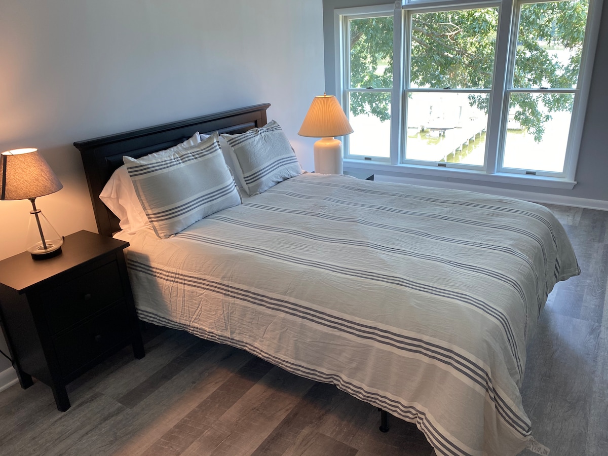 Dormitorio queen (con baño privado) en el segundo piso que da al agua con exposición al amanecer