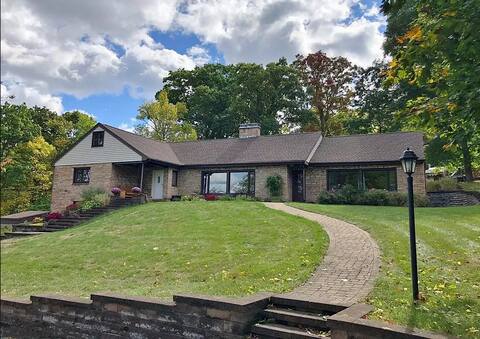 Beautiful 6 Bedroom Home. 2mi. to Beaver Stadium!