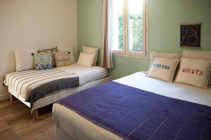 Პირველ სართულზე საძინებელი საწოლით და ორადგილიანი ერთადგილიანი საწოლით.