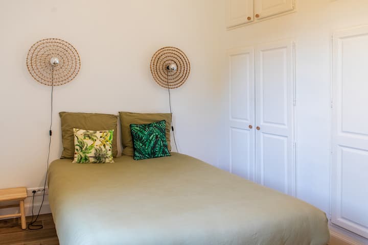 Მომხიბლავი პირველ სართულზე საძინებელი დედოფალი ზომა ბევრი. 
Კედლის დიდი კარადები თქვენი ნივთებისა და ჩემოდნის შესანახად და თავს ისე იგრძნობთ, როგორც საკუთარ სახლში!