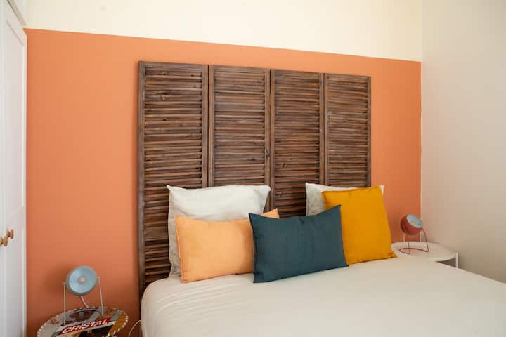 Კომფორტული ოთახი აუზის ხედებით. Დიდი ზომის საწოლი.