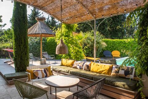The Eyragues hut, in the heart of the Alpilles