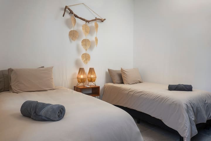 Spálňa s oddelenými posteľami, ktorú možno premeniť na manželskú posteľ veľkosti KING