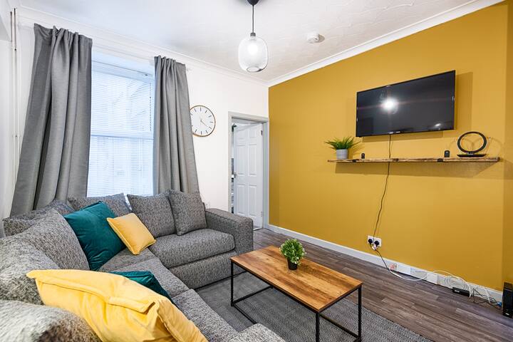 Spacious Swansea City Retreat | Sleeps 9 - Swansea
