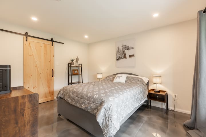 Treća spavaća soba s bračnim krevetom i pogledom na rijeku 