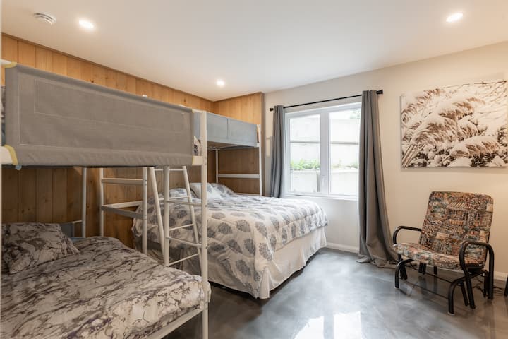 Dnevna soba s bračnim krevetom (160x200) i tri odvojena kreveta