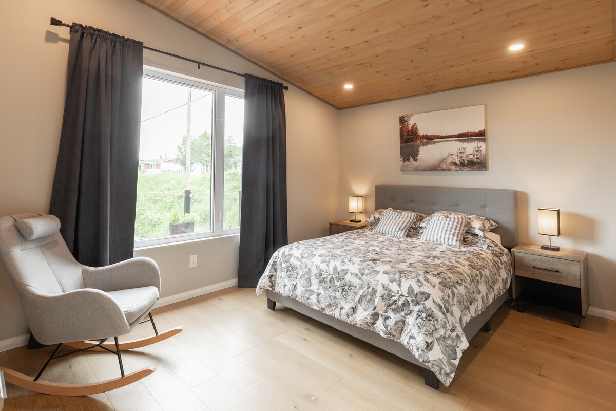 主卧配有双人床和河景 