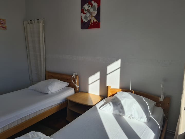 Soba s dva kreveta 90*190 na 1. katu, okrenuta prema jugu. Mogućnost zbližavanja kreveta.