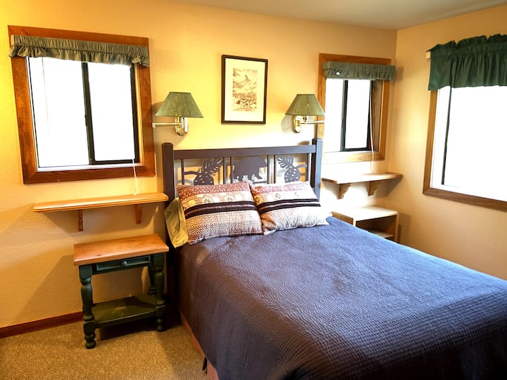 Camera da letto al piano inferiore con letto matrimoniale e toeletta (vedi foto seguente).