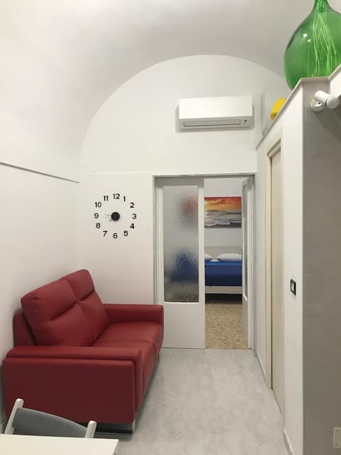 Top Airbnb: The dwelling in the basement on the street in Polignano A Mare