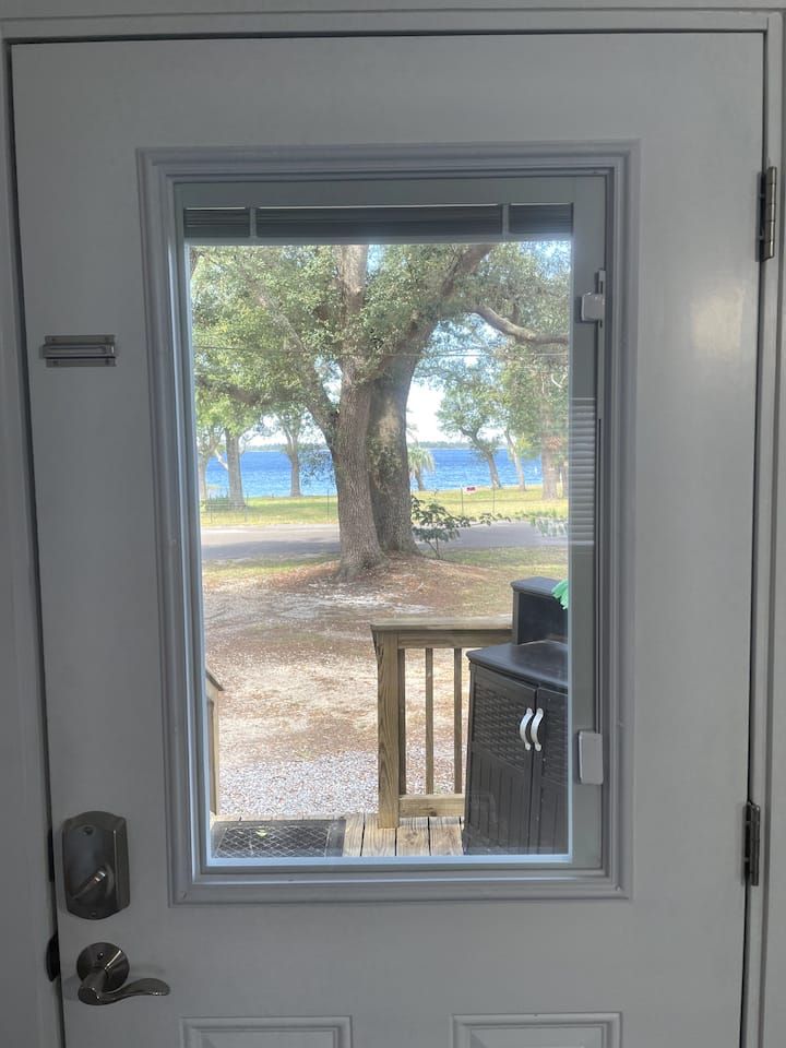 laissez entrer la lumière avec la fenêtre de la porte avec vue sur la baie