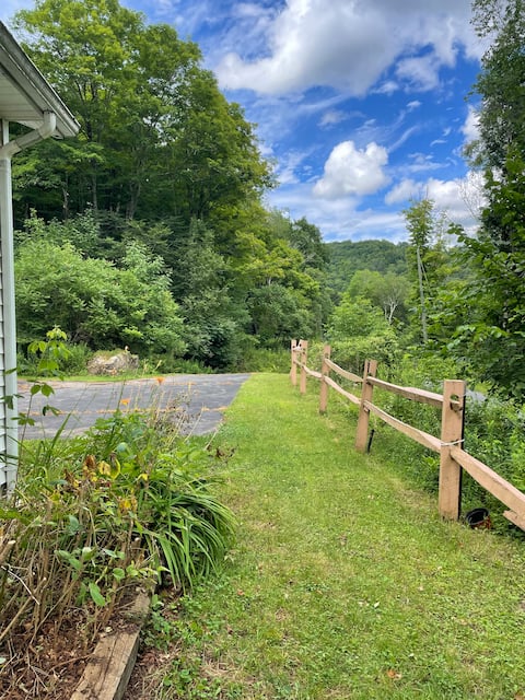Cheerful 5 bedroom home over looking Horton Brook