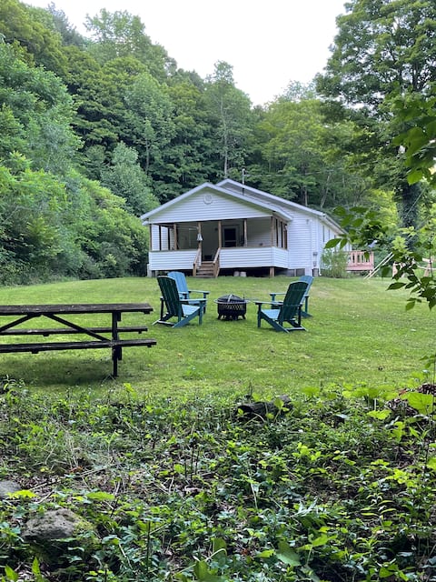 Cheerful 5 bedroom home over looking Horton Brook