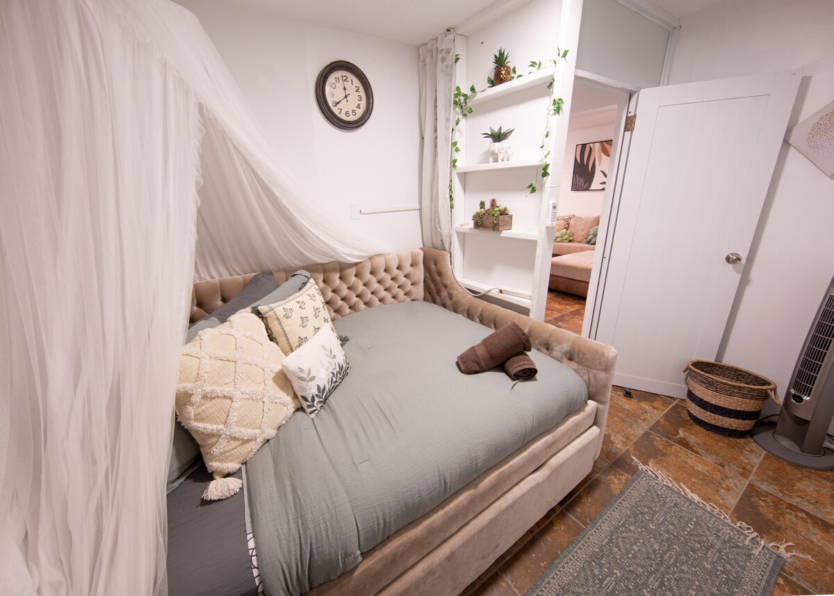 Segundo piso Apt A  Middle Bedroom - Full Daybed / Twin Trundle