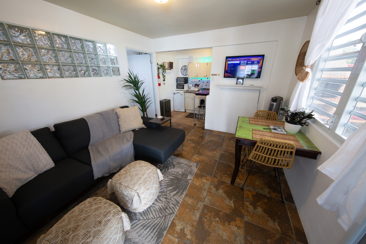 Sala de estar/ comedor de entrada en el apartamento en el primer piso