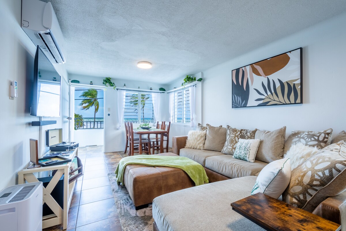 Apartamento en el segundo piso, sofá seccional y terraza frente al mar