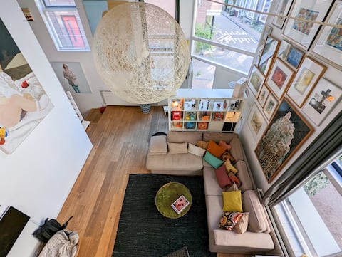 Top performing Airbnb: Spacious Artistic Living in the Heart of Amsterdam in Anjeliersbuurt Zuid