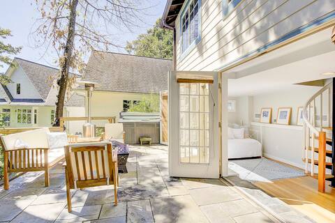 Waterfront cottage w/hot tub/ gated/ pier/ firepit